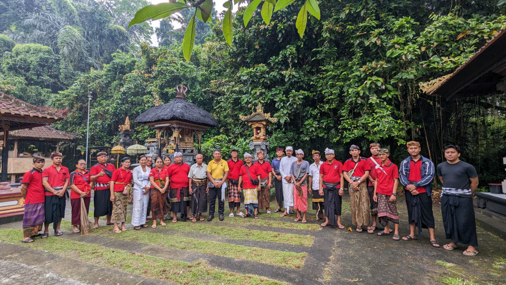 Gotong Royong, Persembahyangan Tumpek Kandang/Uye, dan Penebaran Benih Ikan di Pura Tungkub Banjar Banjaran dalam Rangka Bulan Bhakti Gotong Royong Masyarakat XXI